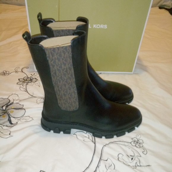Michael Kors Ridley Chelsea Leather Boots - Picture 3 of 12
